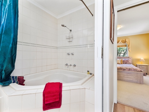 Photo 8 for Secluded Spa Cottage