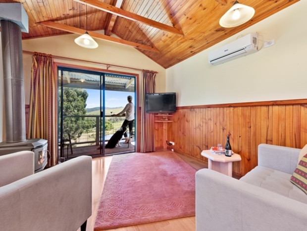 Photo 6 for Secluded Spa Cottage