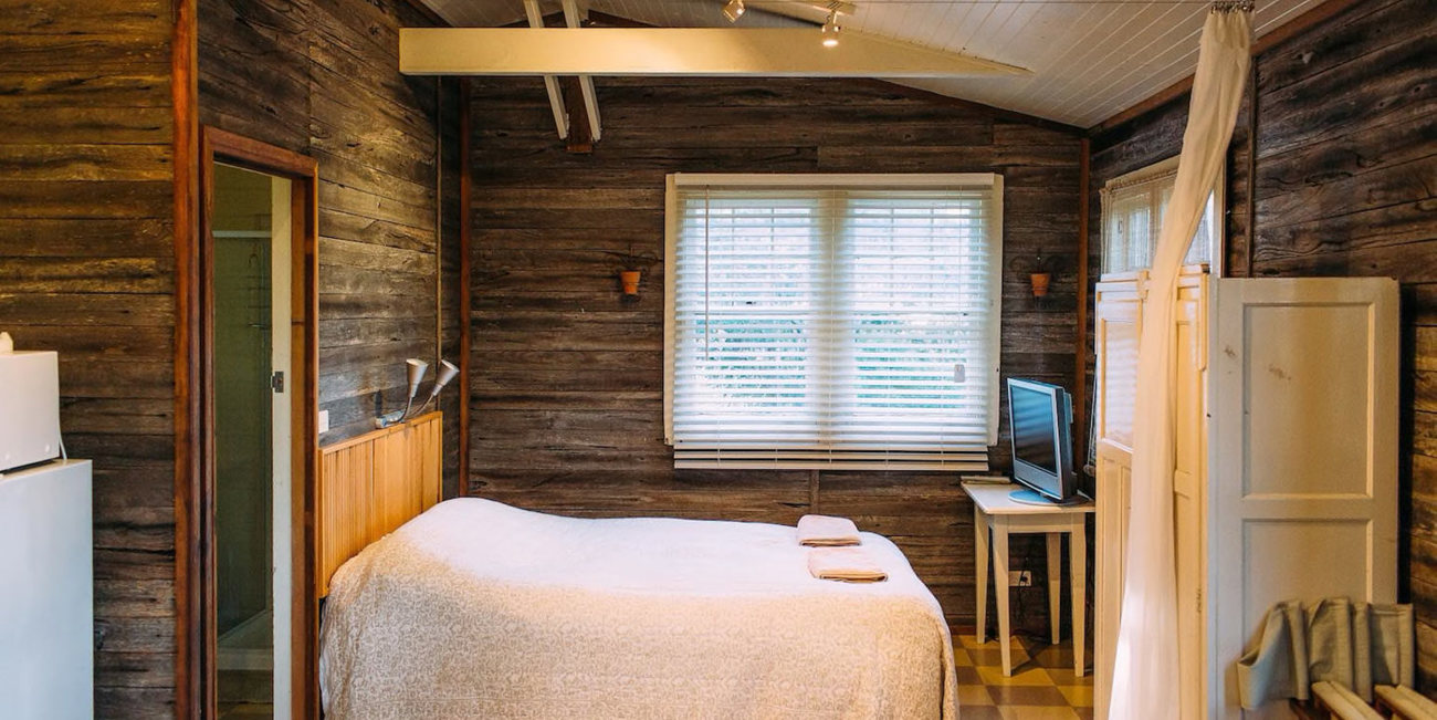 Lyrebird Lakehouse Cabin for Rent in Nowa Nowa, Gippsland, VIC, AU