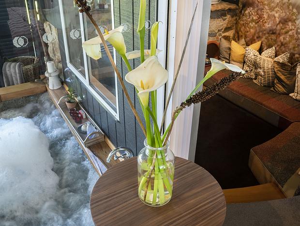 Photo 23 for Beautiful Romantic Snowgum Chalet | Spa | Near Bright