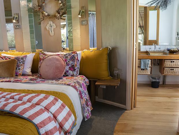 Photo 6 for Beautiful Romantic Snowgum Chalet | Spa | Near Bright