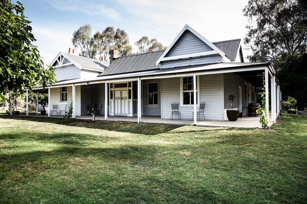 The Glenn Farmhouse Cottage for Rent in East Wangaratta, High Country
