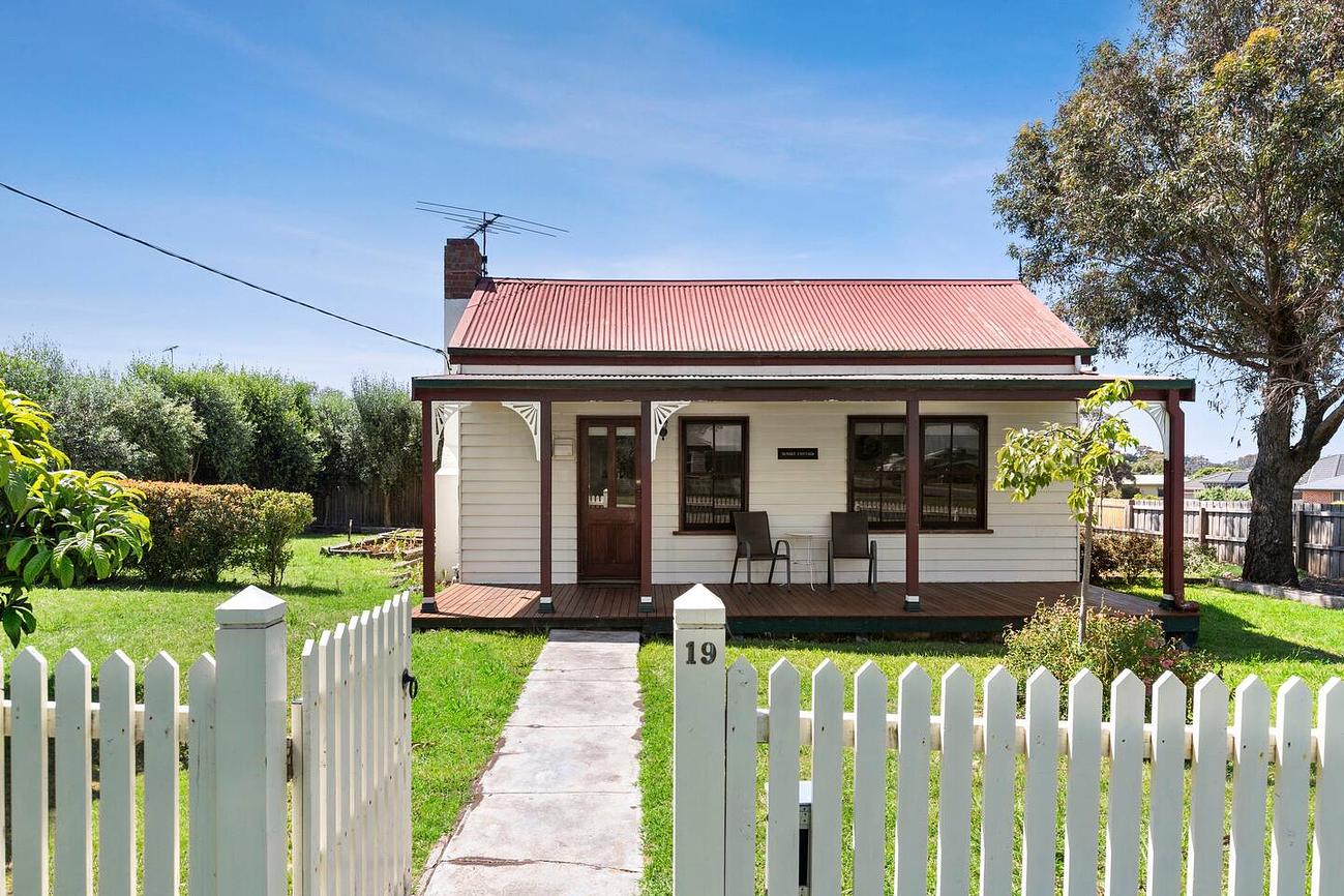 Sunset Cottage By The Bay Pet Friendly Beach house for Rent in Portarlington, Bellarine