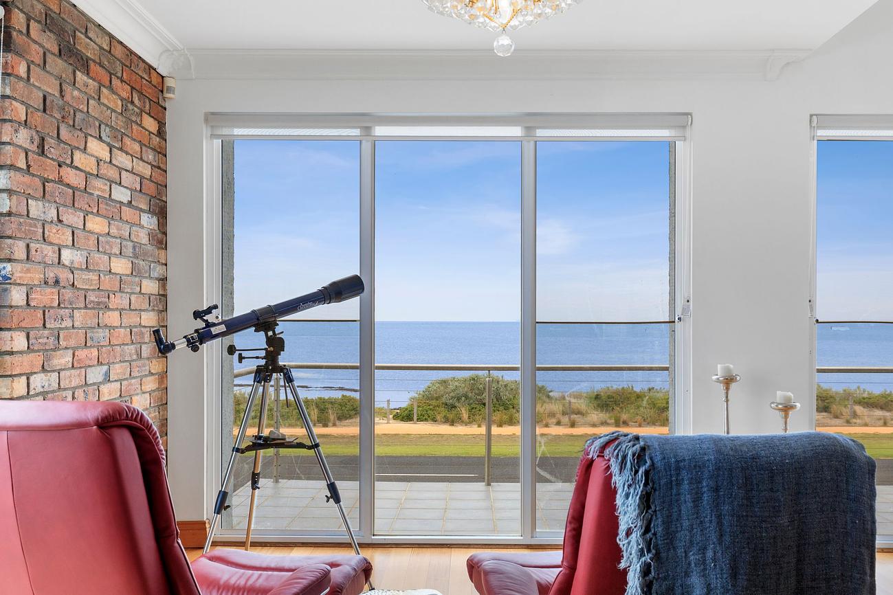 Absolute Bay Frontage on the Esplanade Beach house for Rent in