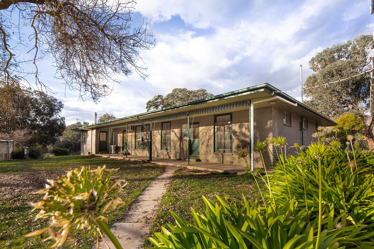 Large farm with spacious budget self contained on Lake