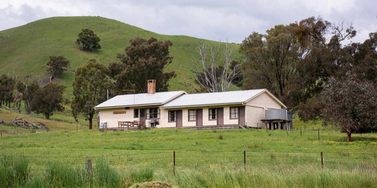 Bonnie Doon Large self catering, Lake Eildon frontage farm stay near