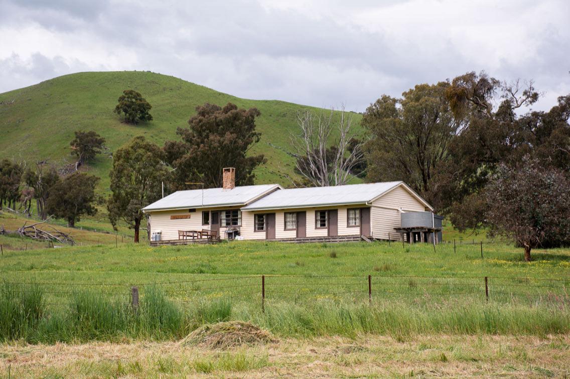 Bonnie Doon Large self catering, Lake Eildon frontage farm stay near