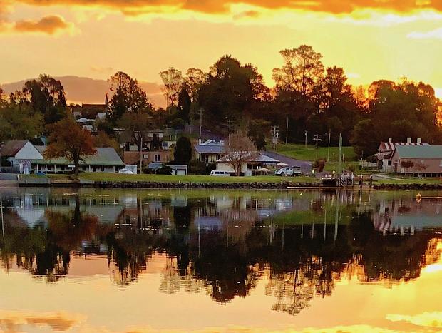 Photo 13 for Idyllic Riverside setting with Jetty