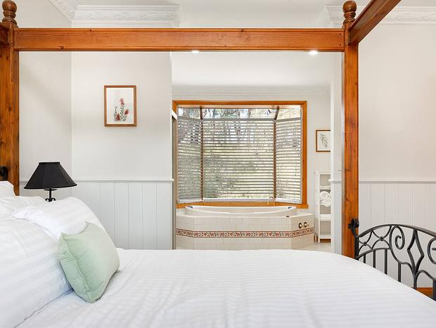 Photo 11 for Romantic Self Contained Cockatoo Cottage 2