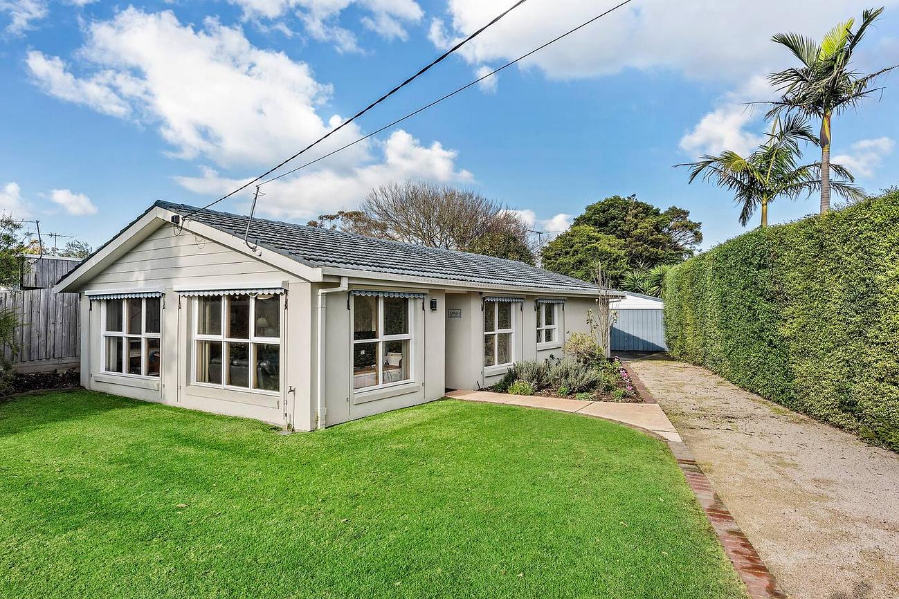 Coastal Style Walk to Beach Beach house for Rent in Safety Beach