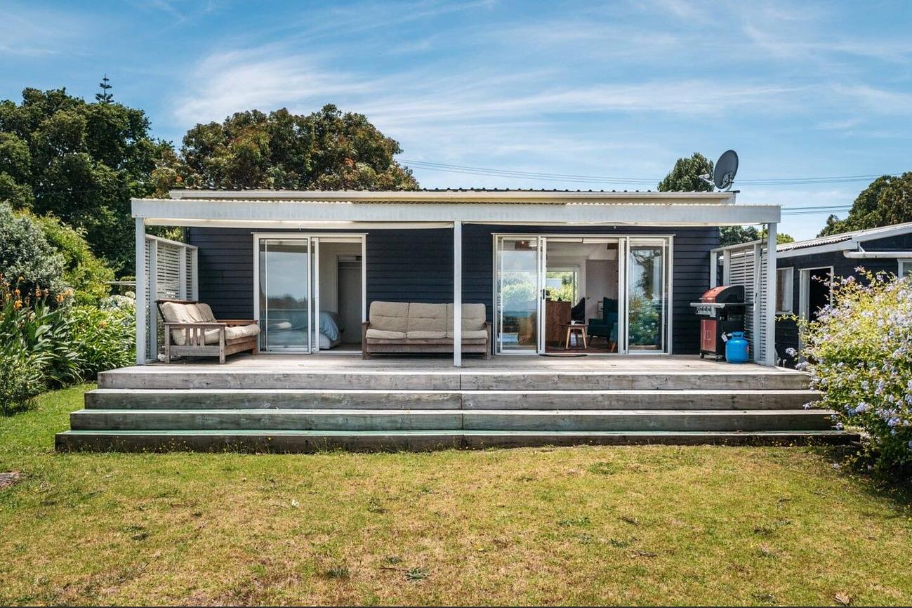 Flamingo Cottage Waiheke Beach house for Rent in Waiheke Island, NZ Riparide
