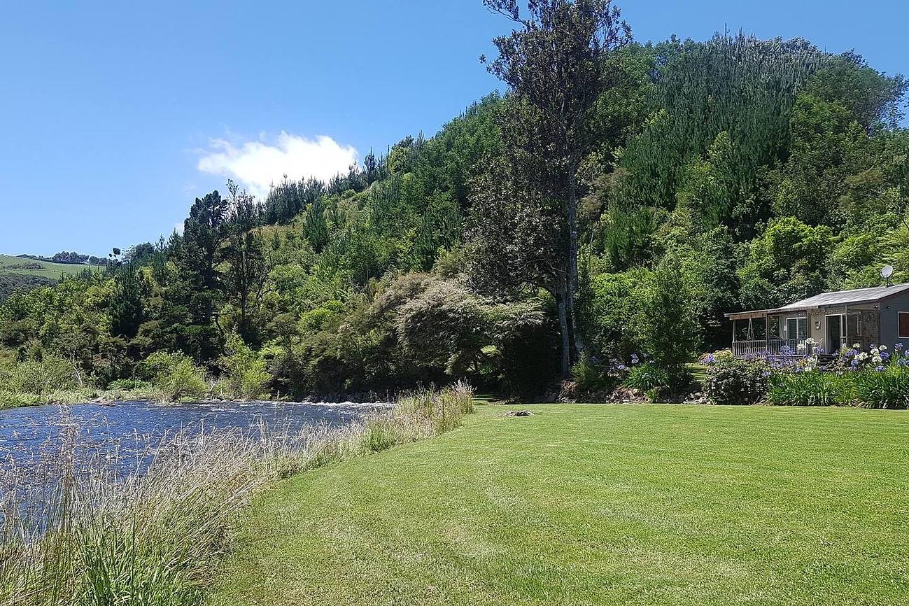 Pinehaven Riverside Cottage Cottage for Rent in Katikati, Bay of