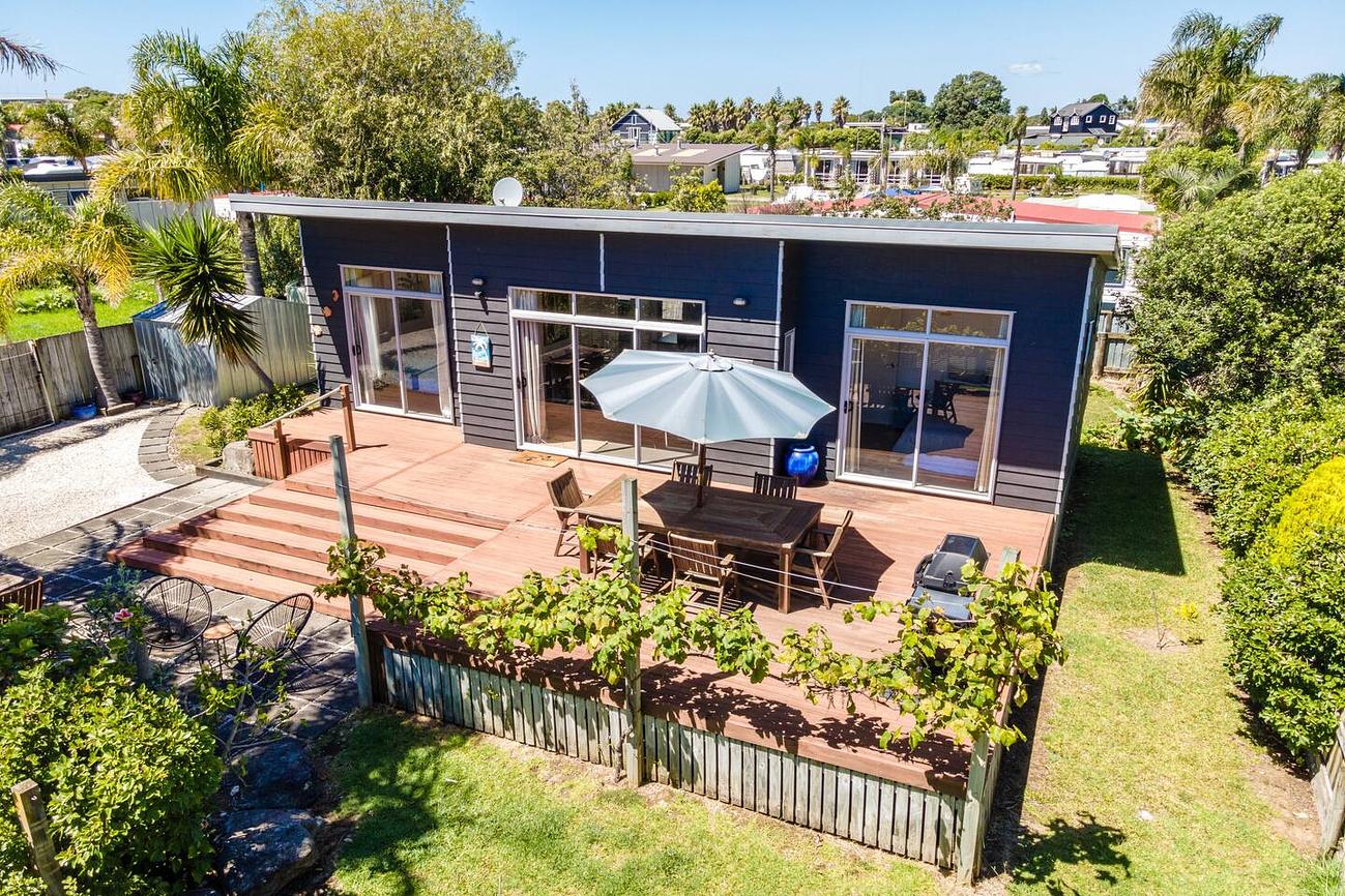 Lazy Dayz on Leo Close to Beach and Shops Beach house for Rent in