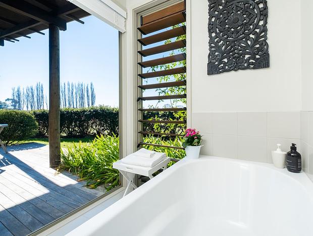Photo 16 for Te Awanga Cottages - Moana