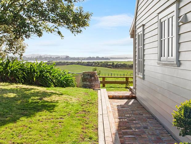 Photo 10 for Karaka Seaview Cottage