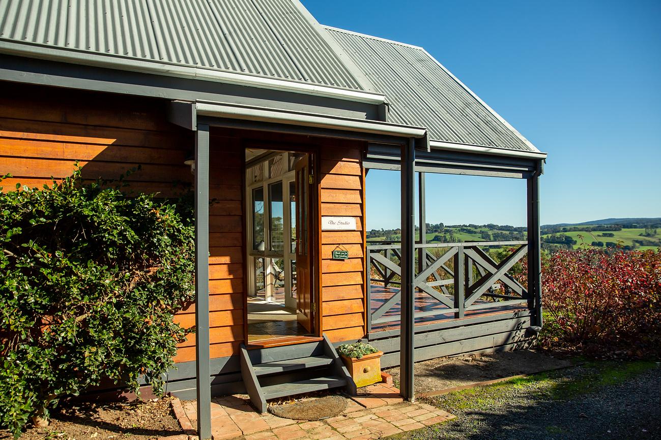 Vivere Retreat Studio with Mountain Views Studio for Rent in Neerim