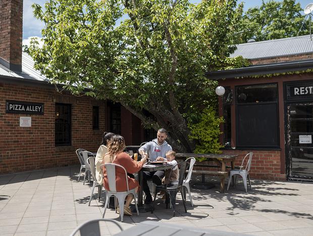 Photo 2 for Mount Macedon Hotel