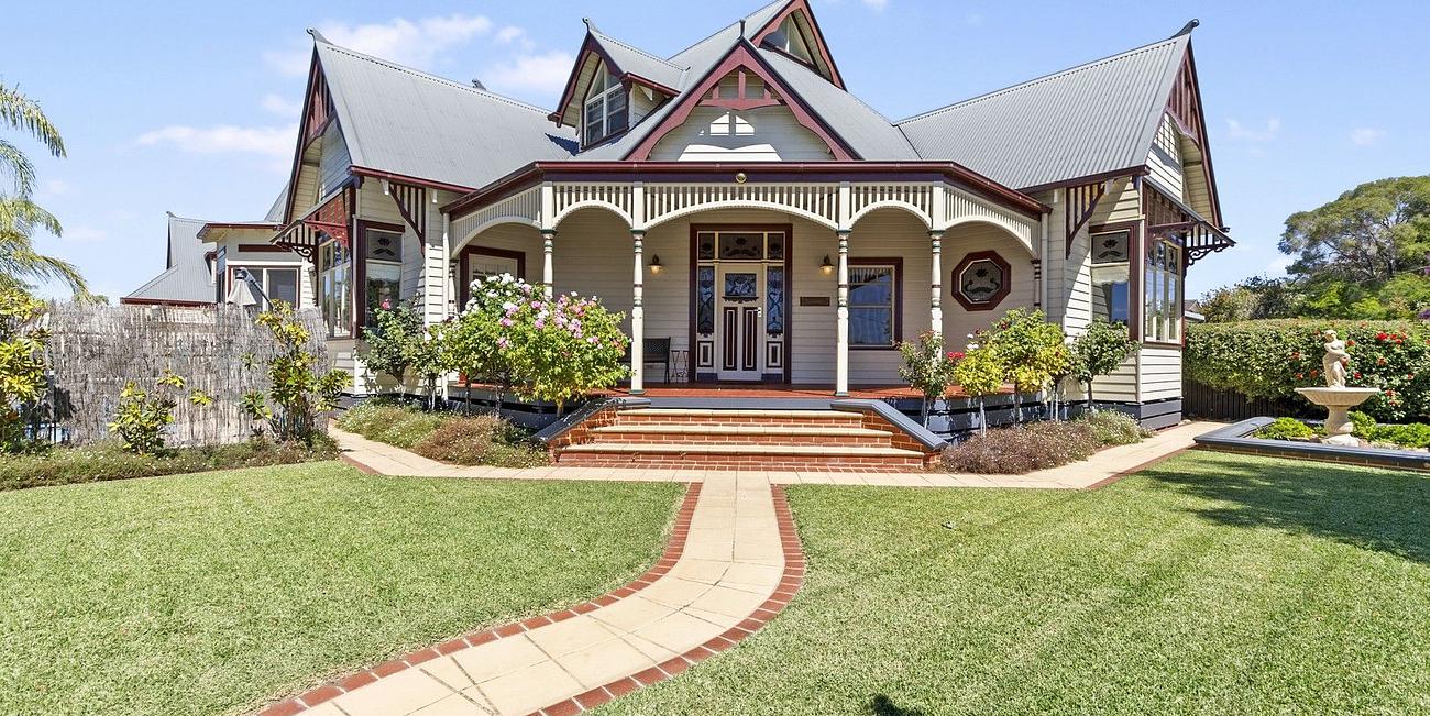 Federation House In Town Near Lake Mulwala Luxury house for Rent in