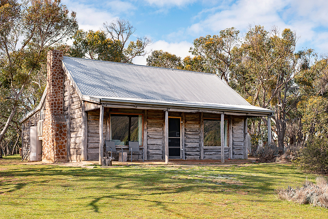 Redgum Log Cottage Cottage for Rent in Halls Gap, Grampians, VIC, AU