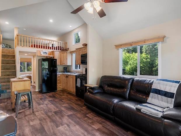 Photo 10 for Tiny Home Steps Away From Mt. Rainier