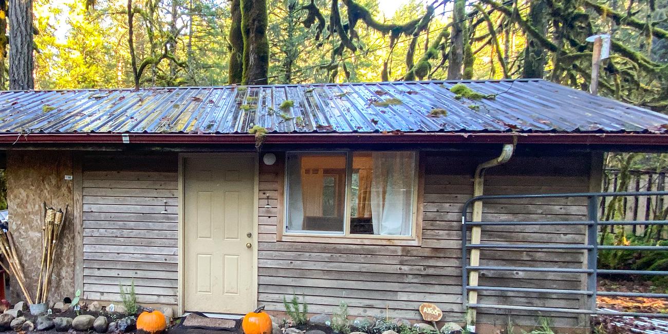Caretakers Cottage Cedar Sauna & Hot Tub Cottage for Rent in