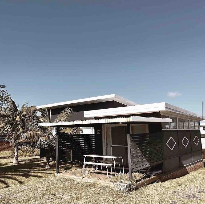 Cute 1960’s fibro beach shack 2.5 hrs from Sydney Beach house for