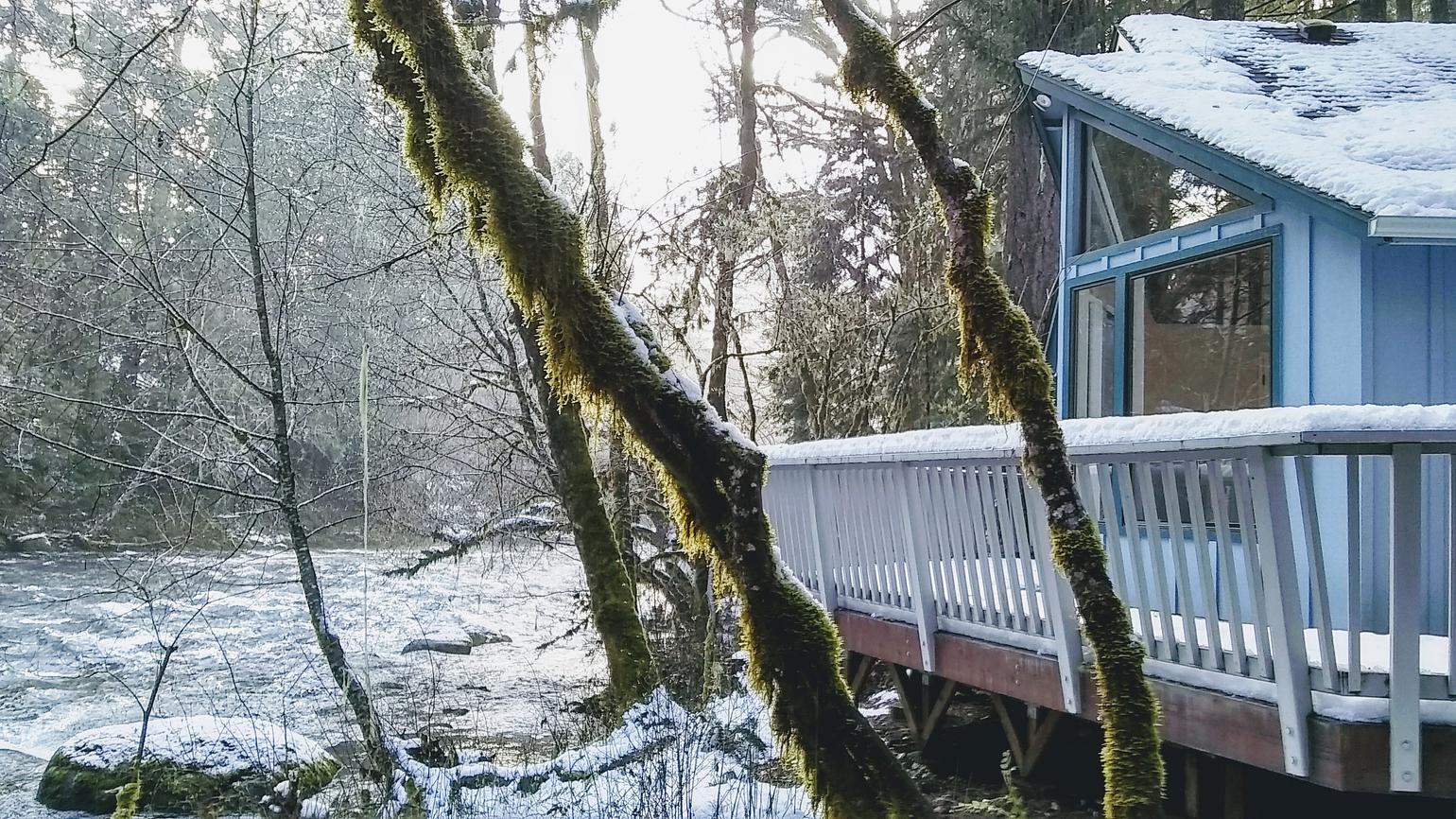 McKenzie Riverside Retreat House for Rent in McKenzie Bridge