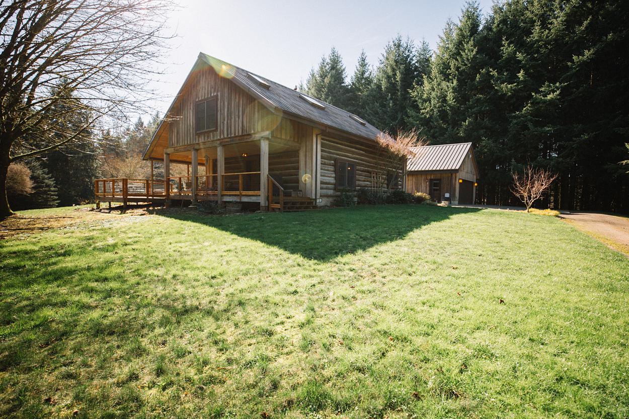 Luxurious Log Cabin on a Vineyard! Cabin for Rent in Newberg