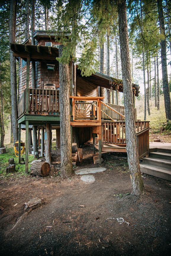 Romantic Wilderness Tree HousePrivate Hot Tub! Treehouse for Rent in