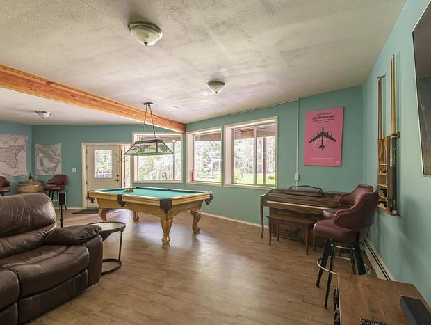Photo 39 for Chalet with Hot Tub - Pool Table - Wood Stove - Gameroom