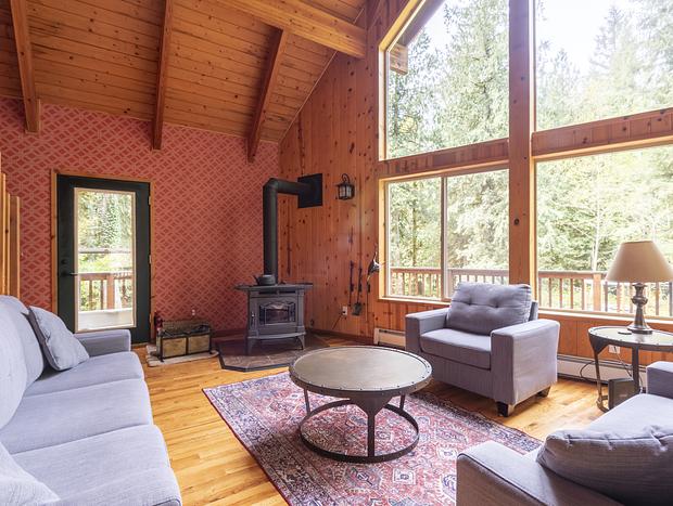 Photo 19 for Chalet with Hot Tub - Pool Table - Wood Stove - Gameroom