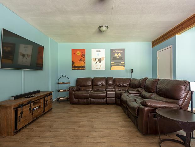 Photo 38 for Chalet with Hot Tub - Pool Table - Wood Stove - Gameroom