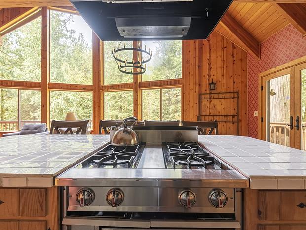 Photo 13 for Chalet with Hot Tub - Pool Table - Wood Stove - Gameroom