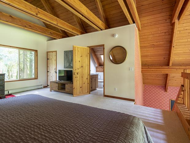 Photo 23 for Chalet with Hot Tub - Pool Table - Wood Stove - Gameroom