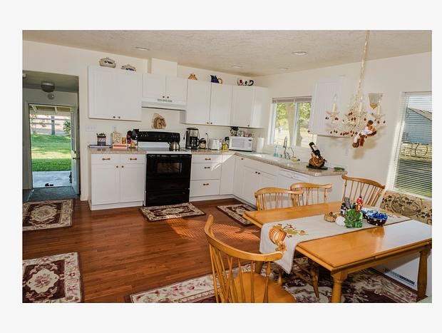 Photo 7 for Beautiful Farmhouse - Parklike Setting