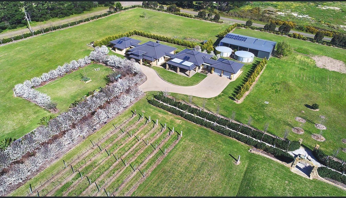9 Acres of Tuscan Inspired Beauty Villa for Rent in Portarlington