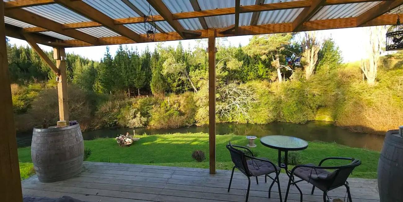 Divine Riverside Hideaway pets by prior arangements Tiny house for