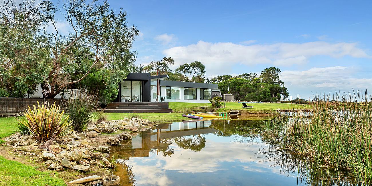 Lakehouse Estate 3 acres with private lake Beach house for Rent in