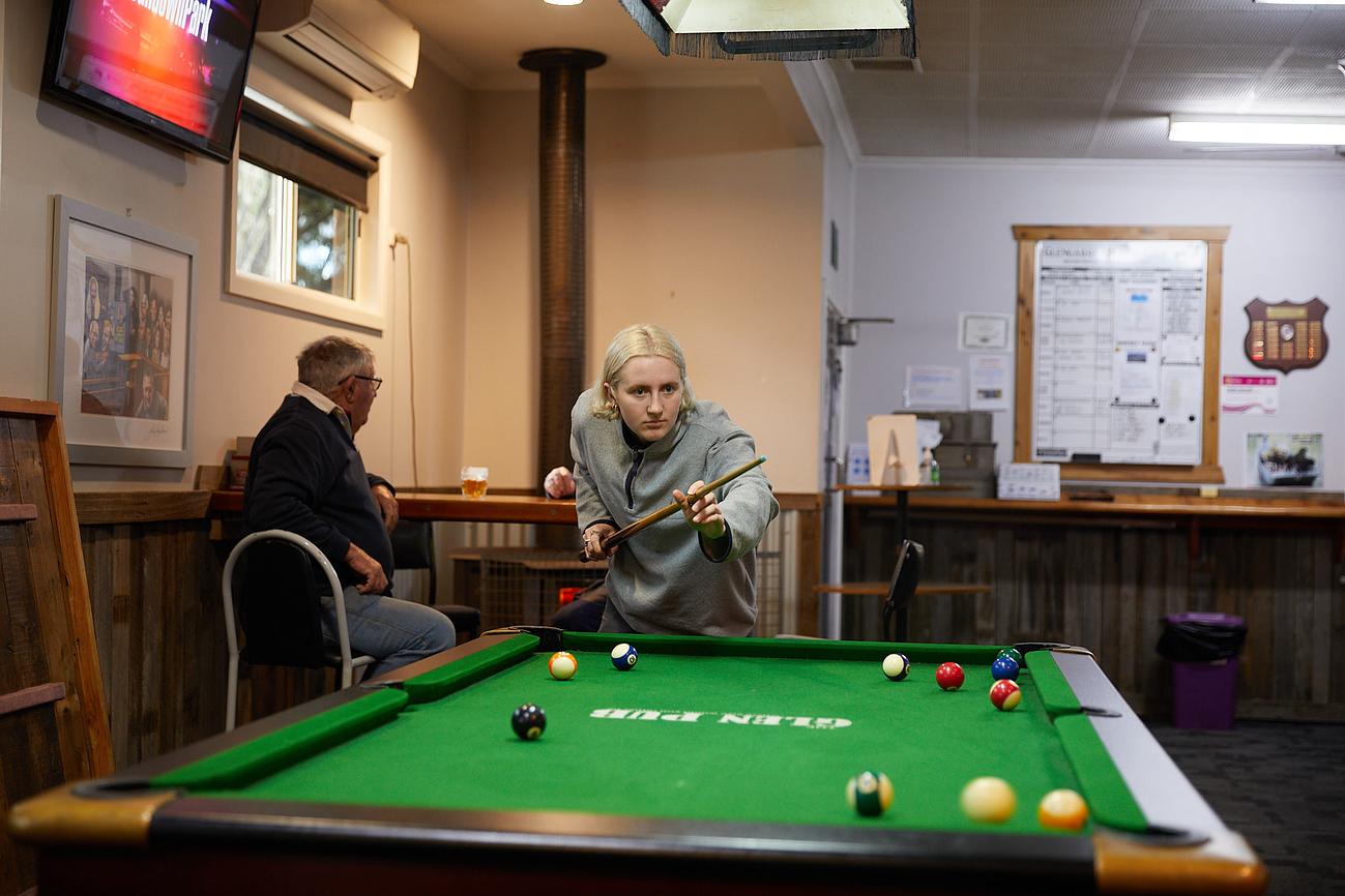 Tasting local beers at the Glengarry Pub Riparide