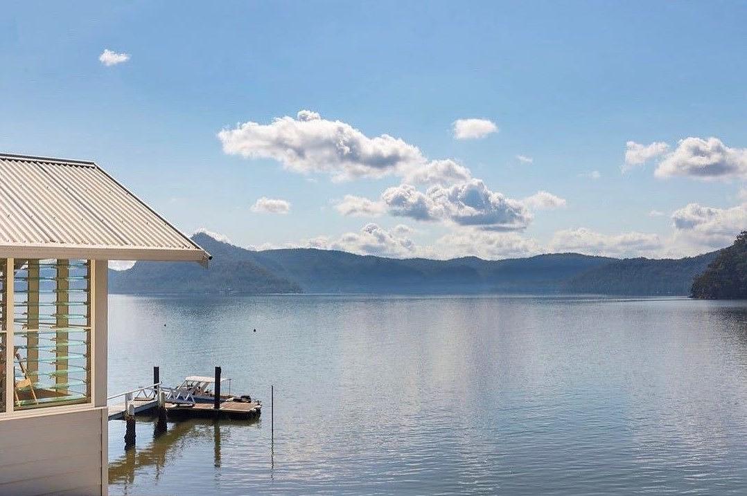 SUNNY CORNER . divine holiday house with indoor & outdoor fires