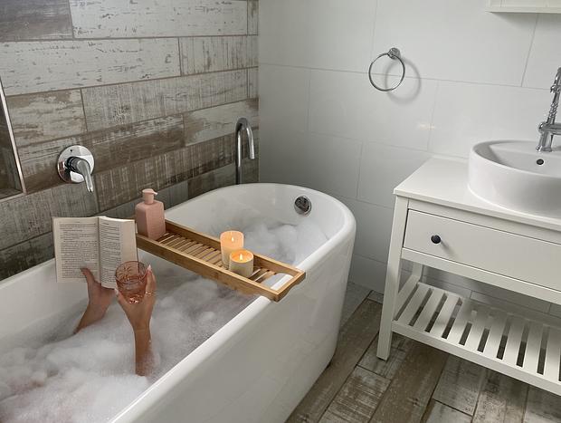 Photo 7 for Stylish Lakeside Cottage