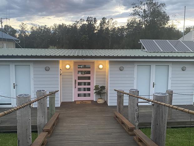 Photo 4 for Stylish Lakeside Cottage