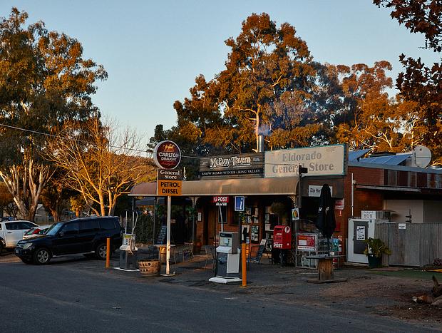 Photo 3 for Pool and grub at Victoria's smallest pub