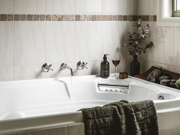 Photo 10 for Cosy Retreat with Mountain Views