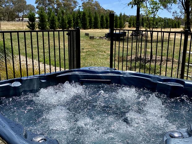 Photo 15 for Ironbark Maldon, with outdoor spa and forest views
