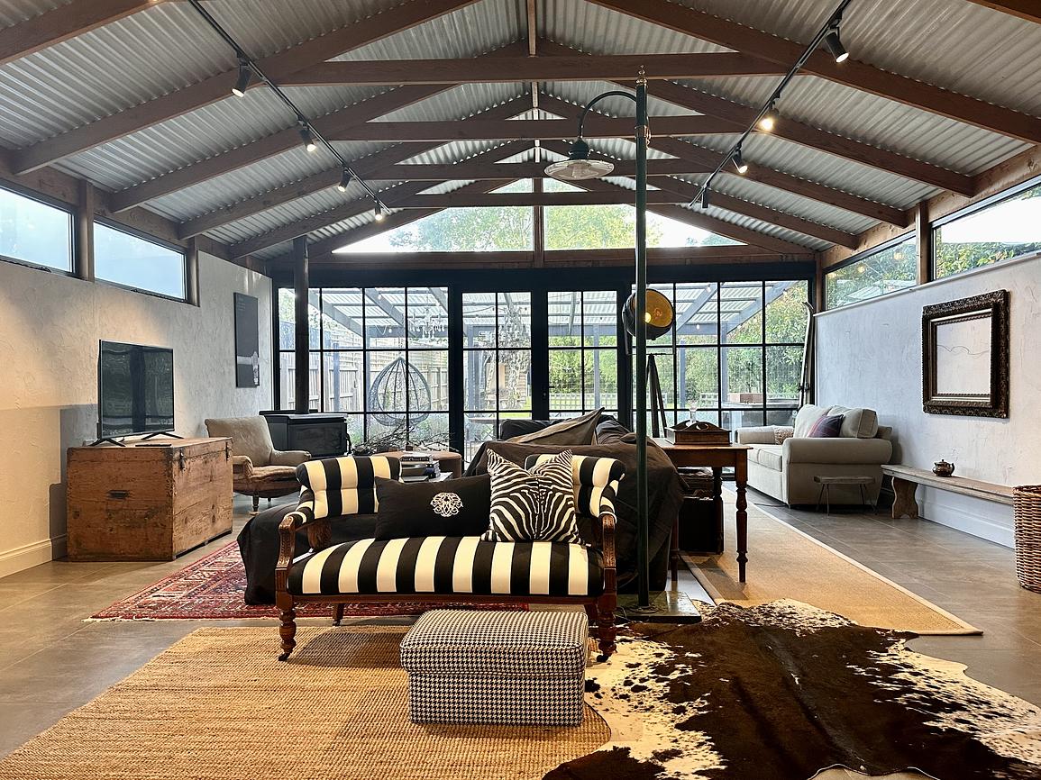 Charming Trentham Village Retreat Adorable Home with Modern Elegance