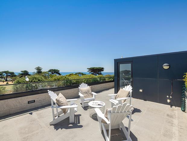 Photo 15 for The Penthouse - Mornington