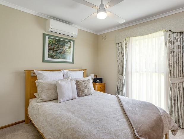 Photo 10 for Poolside Getaway - Dromana