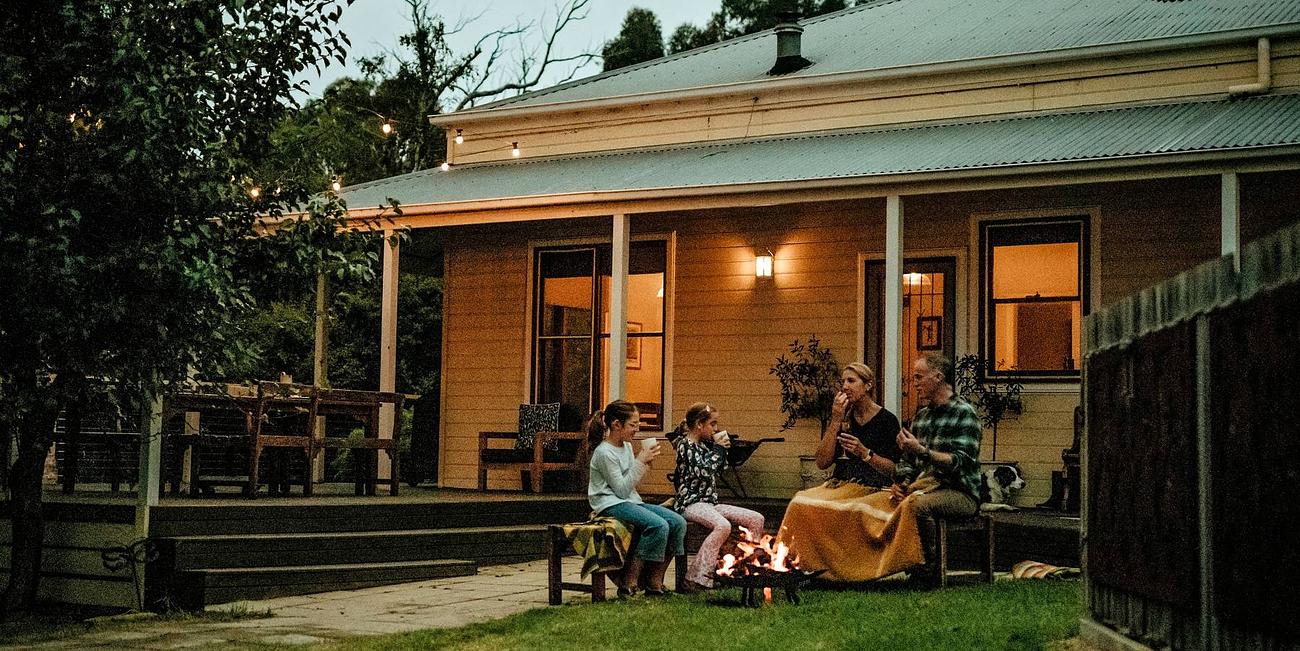 Country House Retreat luxury farmhouse with outdoor hot tub & pizza