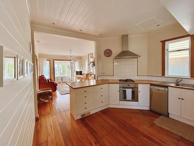 Photo 7 for Wellington Eastbourne Beachfront Cottage
